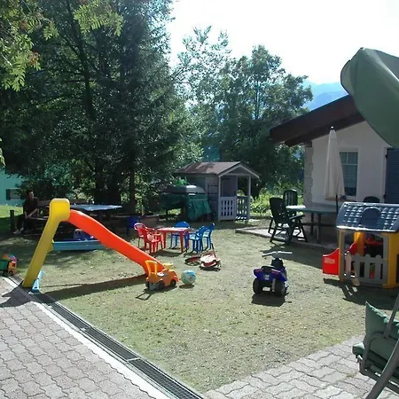 瓦勒鲁兹木屋酒店 2*